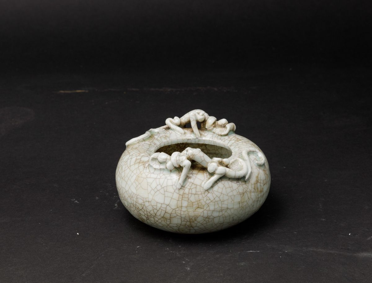 Calamaio in Porcellana Guan Color Celadon con Figure di Draghetti a Rilievo, Cina, Dinastia Qing,...