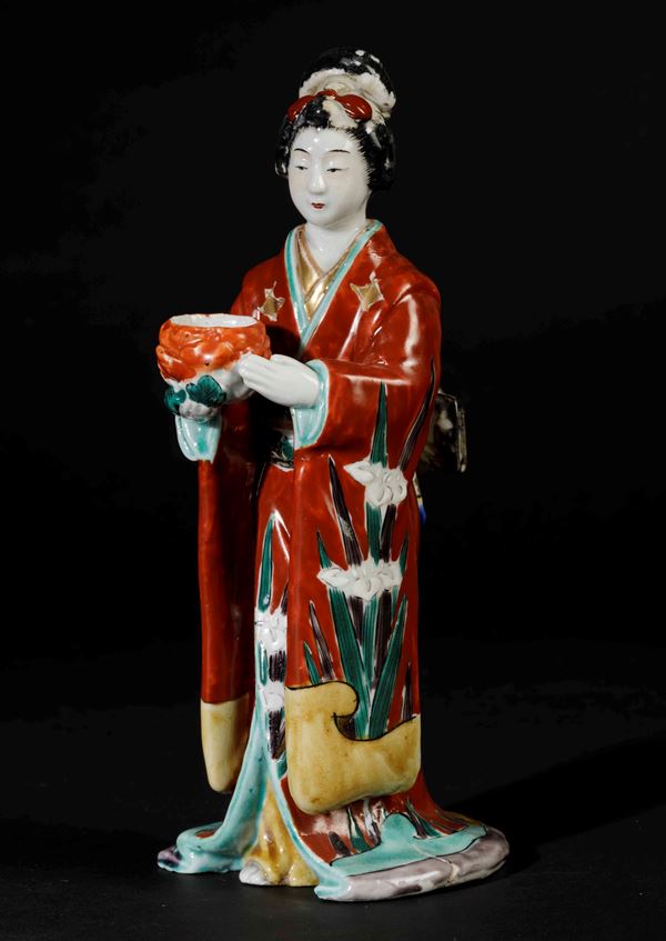 Figura di Geisha in porcellana a smalti policromi, Giappone, periodo Meiji (1868-1912)
