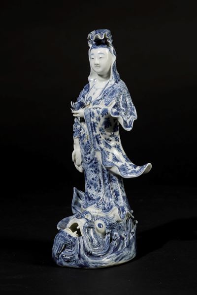 Figura di Guanyin Stante su Pesce in Porcellana Bianca e Blu, Giappone, Periodo Meiji (1868-1912)