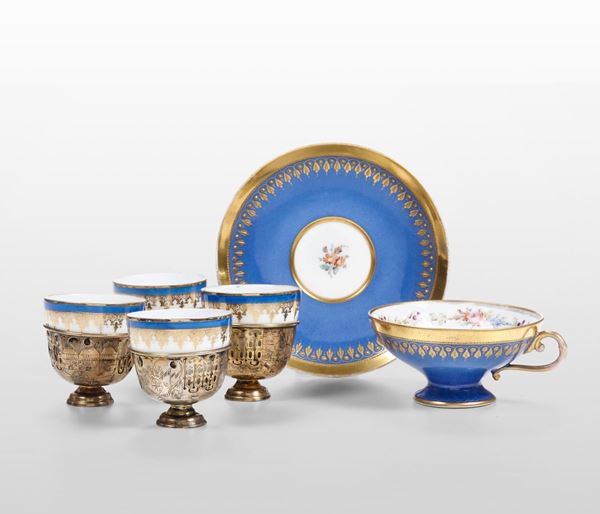Quattro tazzine “alla turca” con quattro porta tazze e una tazza con piattino Russia, fine del XIX secolo