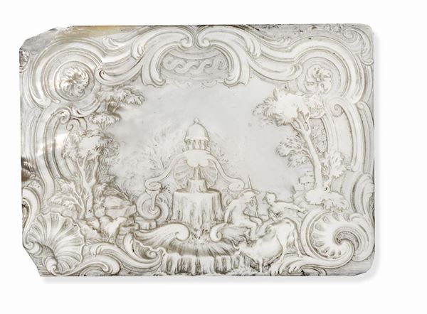 Placchetta in madreperla finemente incisa, forse coperchio di una tabacchiera. Russia, periodo di Caterina II, seconda metà del XVIII secolo