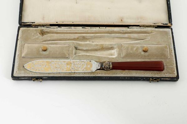 Tagliacarte, lama in damaschinata con dorature, il manico in corniola rossa. Tardo XIX secolo