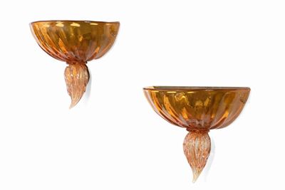 Coppia Appliques con Struttura in Ottone e Diffusore in Vetro Colorato.