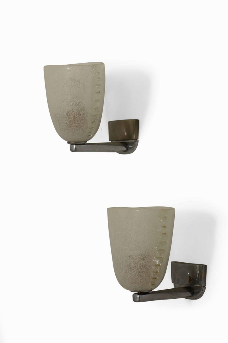 Coppia di appliques con struttura in metallo e diffusori in vetro di Murano.  - Asta Design Lab - Cambi Casa d'Aste