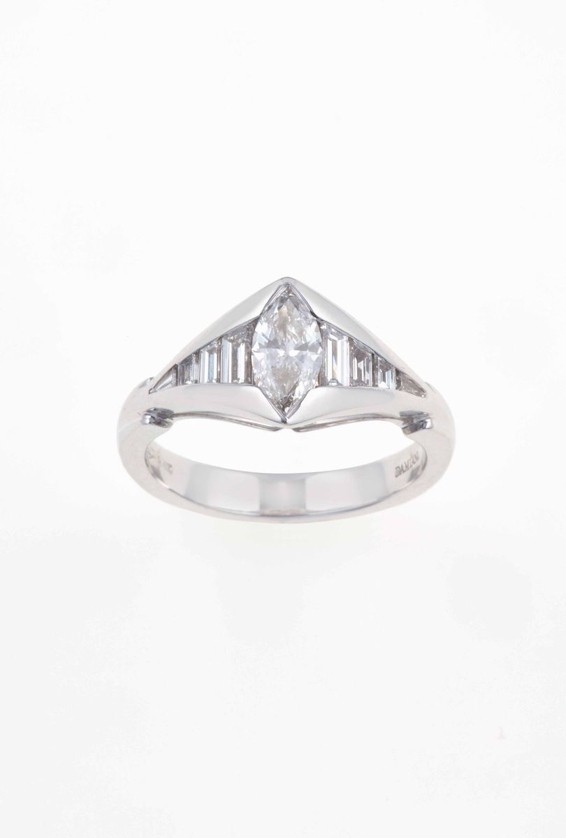 Damiani. Anello con Diamante Centrale, Taglio Navette, di Ct 0.50 Circa