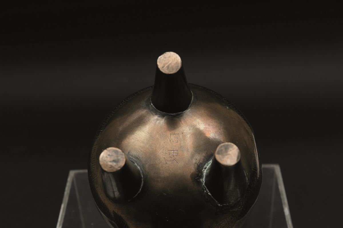 Incensiere Tripode in Bronzo Shi Shou Niellato in Argento a Doppia Ansa con Decori D'ispirazione ...