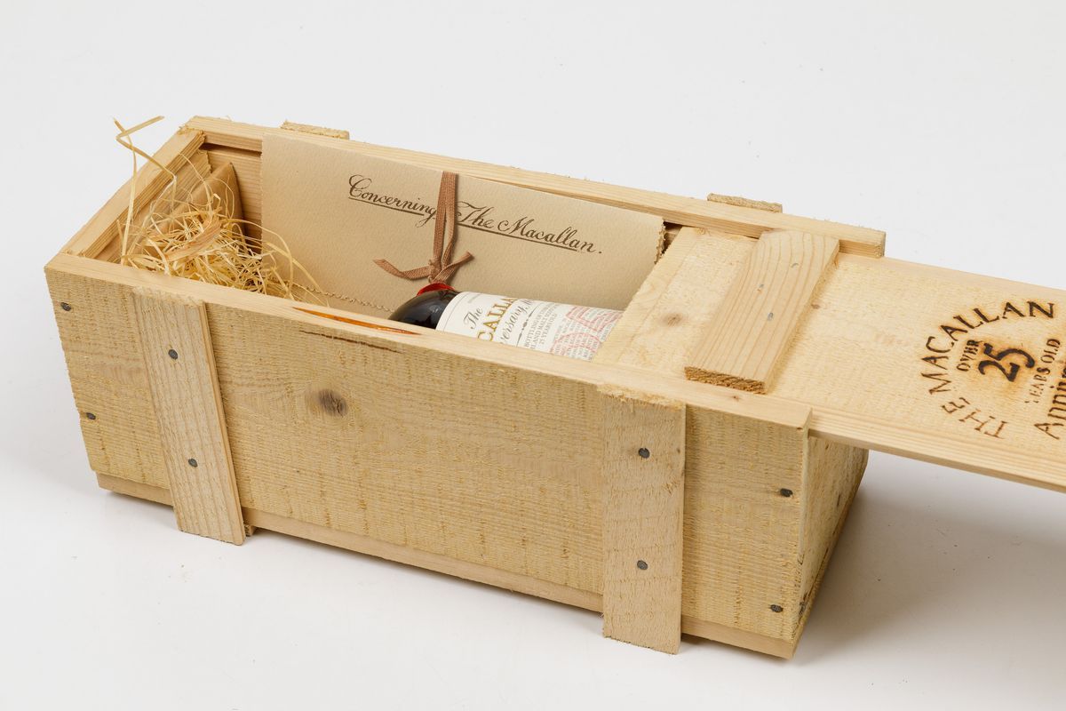 Macallan, Single Highland Malt Scotch Whisky Anniversary 25 Years Old