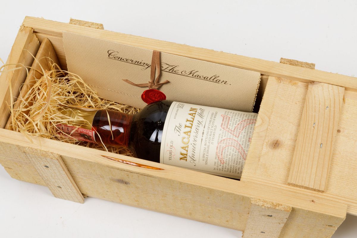 Macallan, Single Highland Malt Scotch Whisky Anniversary 25 Years Old