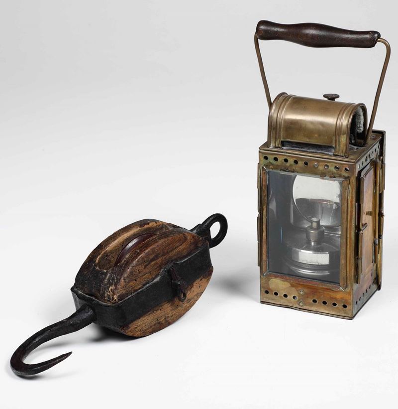 Lotto composto da lume da scialuppa e bozzello. Prima metà XX secolo  - Auction Marittime Art and Scientific Instruments - Cambi Casa d'Aste