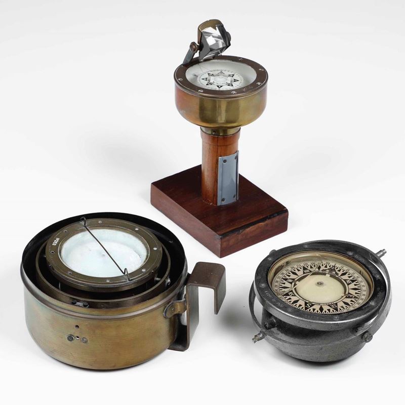 Tre bussole a liquido. Metà XX secolo  - Auction Marittime Art and Scientific Instruments - Cambi Casa d'Aste