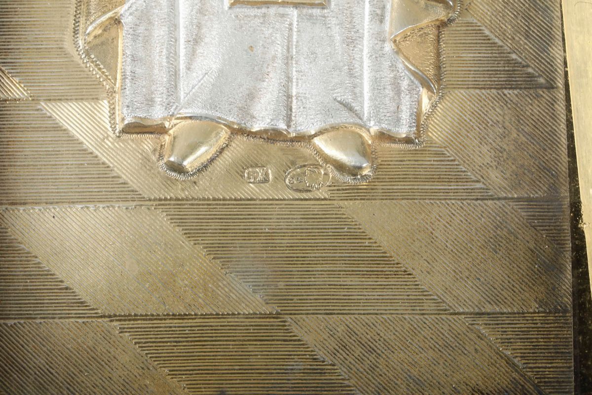 Trittico da Viaggio Raffigurante la Veringe e i Santi Nicola e Innochentij. Riza in Argento Sbalz...