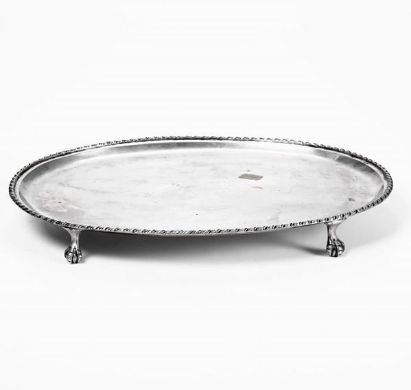 Alzata ovale in argento fuso, sagomato. Manifattura artistica Italiana del XX secolo