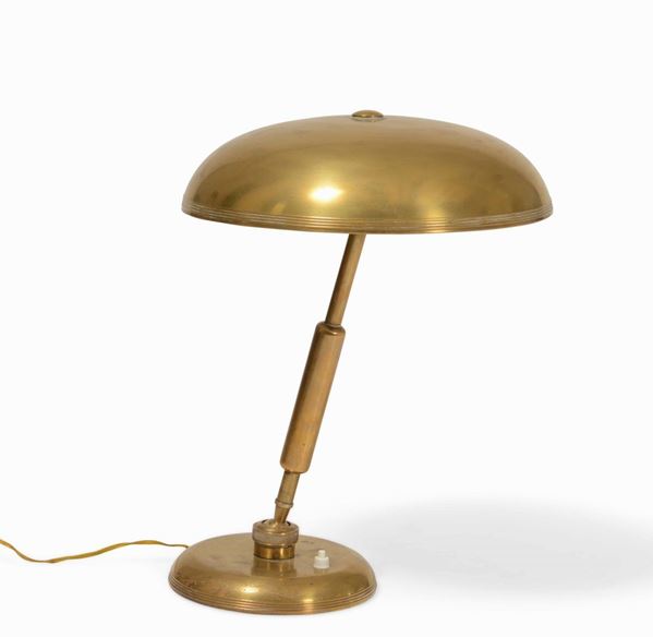 Lampada da tavolo orientabile con struttura e diffusore in ottone.