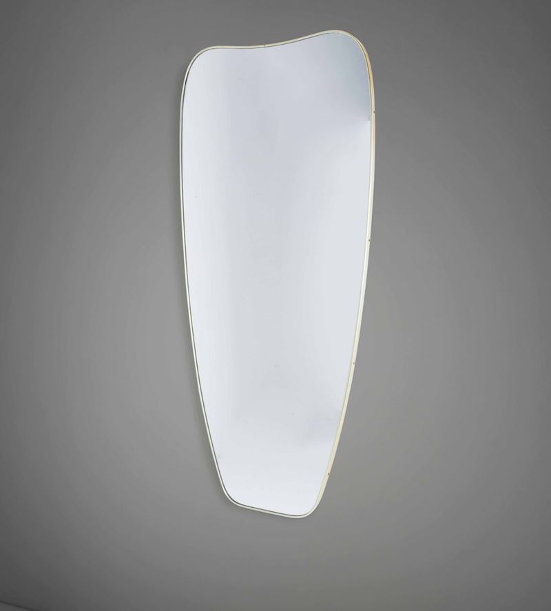 Grande specchiera a parete con profilo sagomato in ottone.  - Auction PopUp Design - Cambi Casa d'Aste