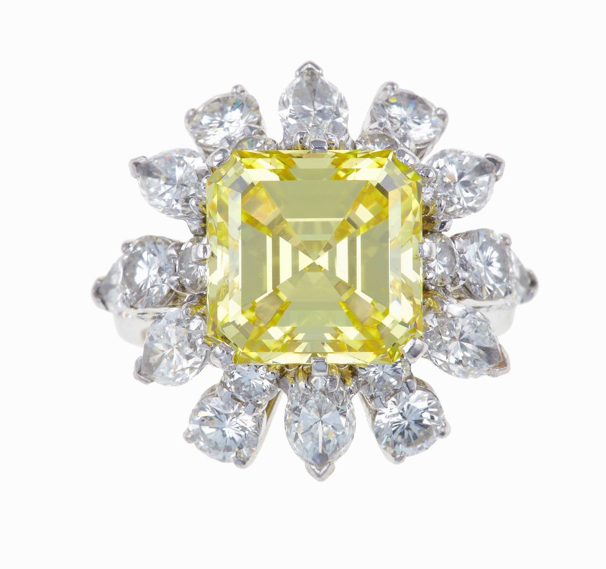 Bulgari. Â€œla Dolce Vitaâ€ Anello con Diamante Fancy Vivid Yellow di Ct 7.74 e Diamanti