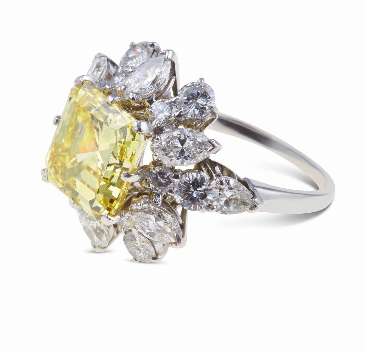 Bulgari. Â€œla Dolce Vitaâ€ Anello con Diamante Fancy Vivid Yellow di Ct 7.74 e Diamanti