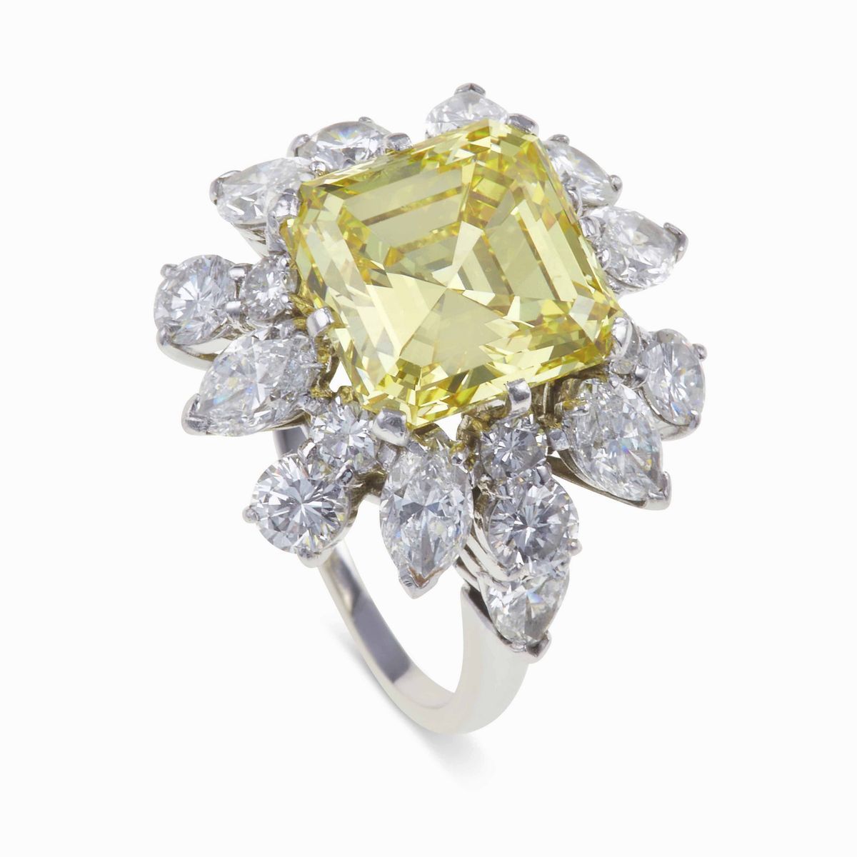 Bulgari. Â€œla Dolce Vitaâ€ Anello con Diamante Fancy Vivid Yellow di Ct 7.74 e Diamanti