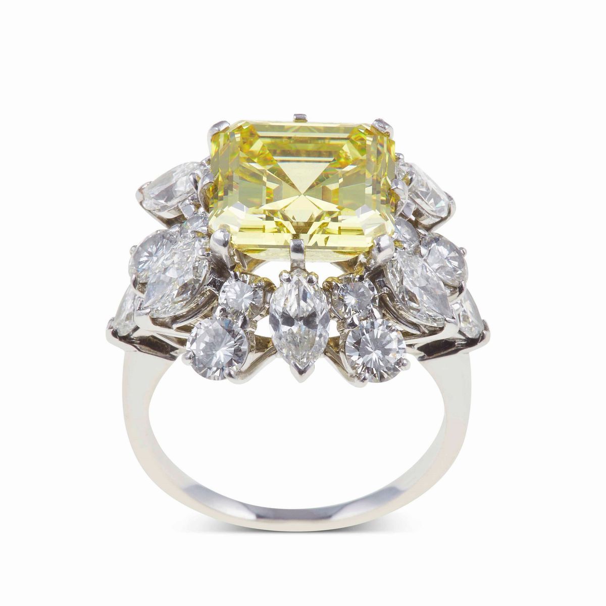 Bulgari. Â€œla Dolce Vitaâ€ Anello con Diamante Fancy Vivid Yellow di Ct 7.74 e Diamanti