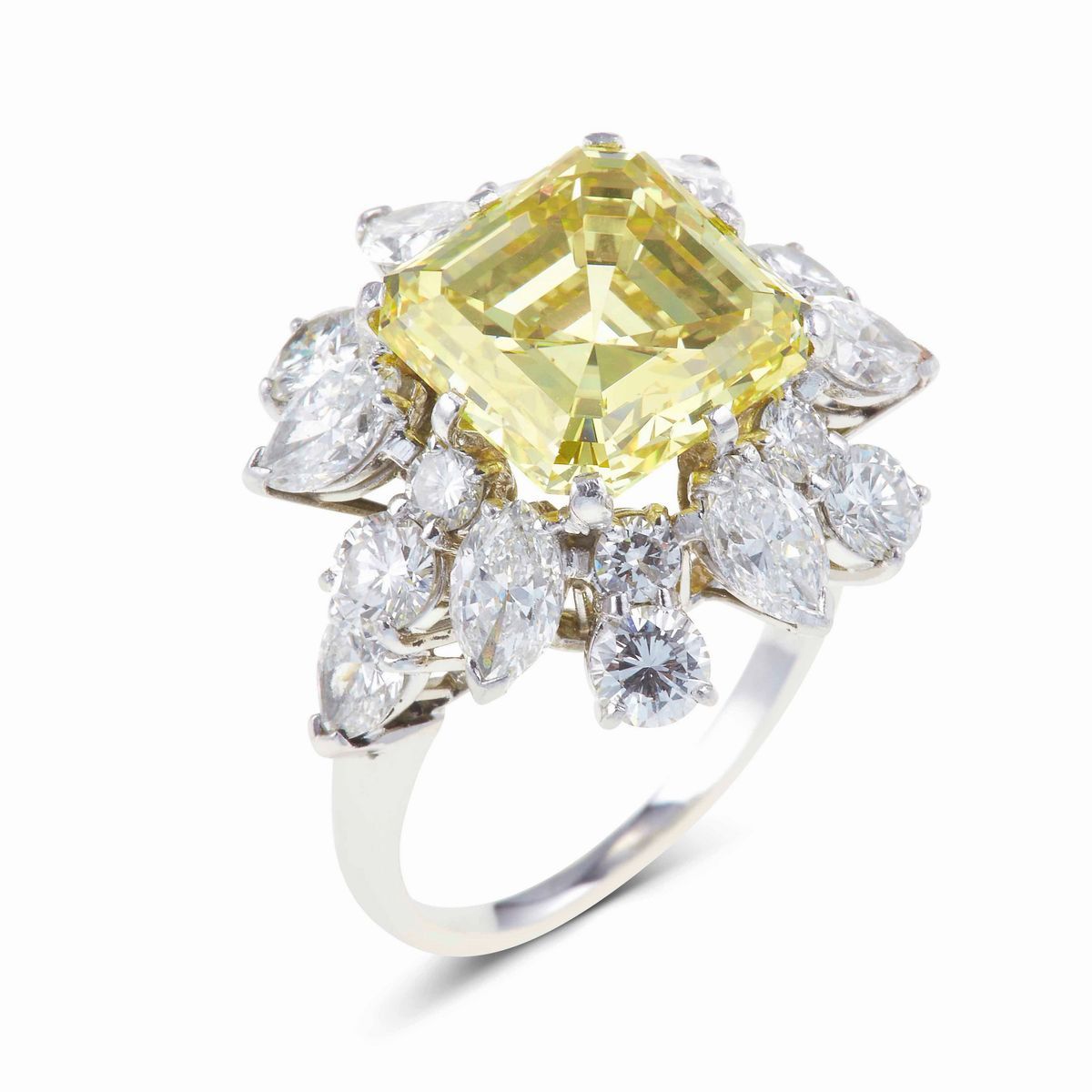 Bulgari. Â€œla Dolce Vitaâ€ Anello con Diamante Fancy Vivid Yellow di Ct 7.74 e Diamanti
