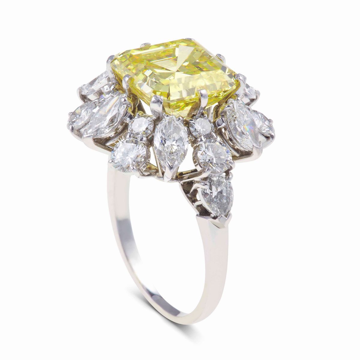Bulgari. Â€œla Dolce Vitaâ€ Anello con Diamante Fancy Vivid Yellow di Ct 7.74 e Diamanti