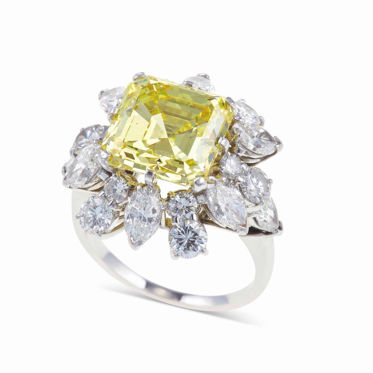 Bulgari. Â€œla Dolce Vitaâ€ Anello con Diamante Fancy Vivid Yellow di Ct 7.74 e Diamanti