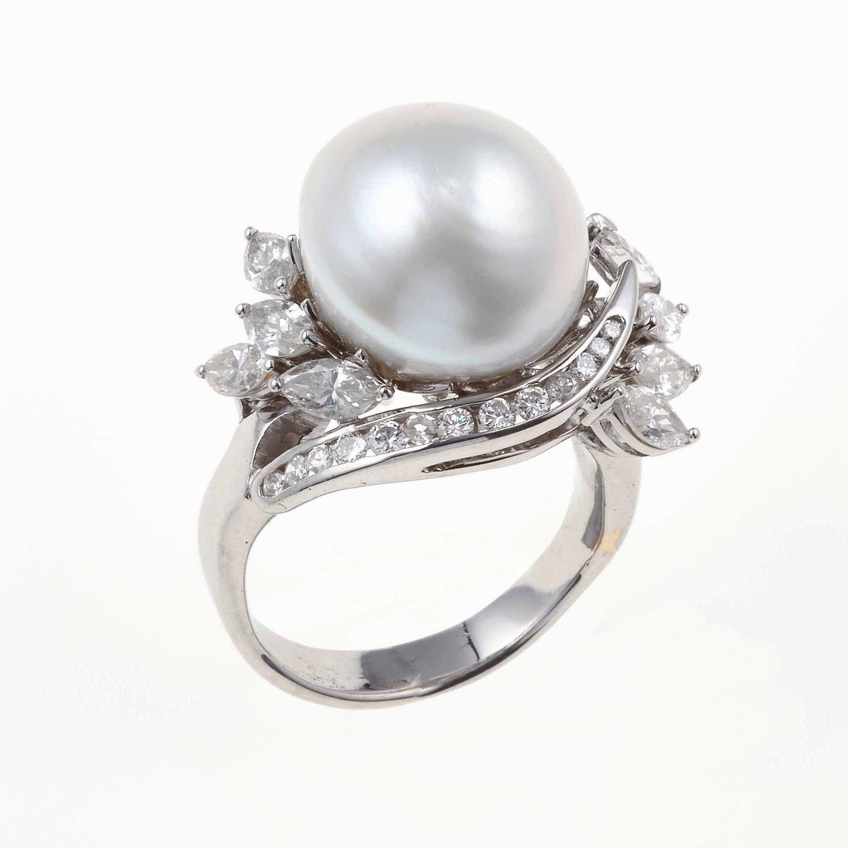 Anello con Perla Coltivata e Diamanti