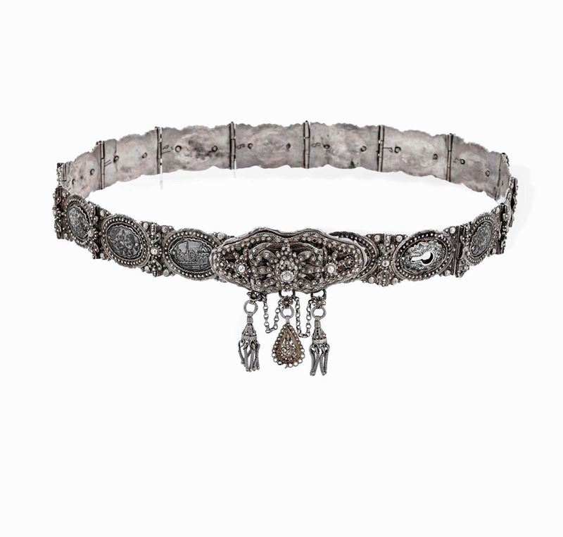 Cintura per costume da cerimonia Argento fuso, sbalzato, cesellato e nielli Provincie russe XIX - XX secolo  - Auction Collectors' Silvers - I - Cambi Casa d'Aste