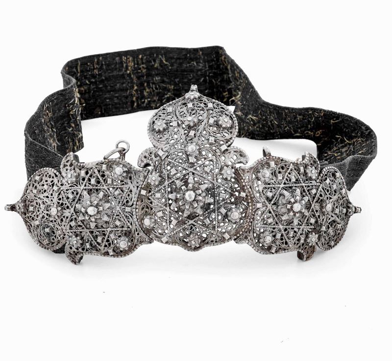 Cintura per costume da cerimonia  Argento fuso, sbalzato, traforato e cesellato a stoffa Provincie russe o arte balcanica XIX - XX secolo  - Auction Collectors' Silvers - I - Cambi Casa d'Aste