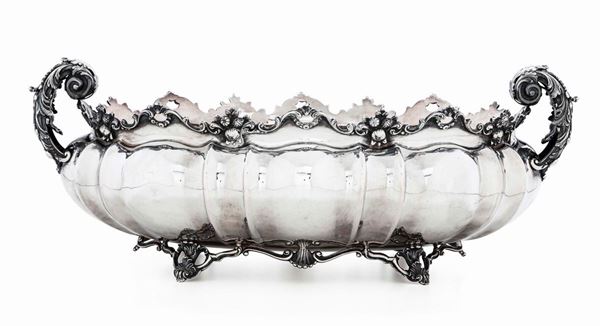 Centrotavola in argento fuso e cesellato. Argenteria milanese del XX secolo. Bollo consunto di difficile lettura
