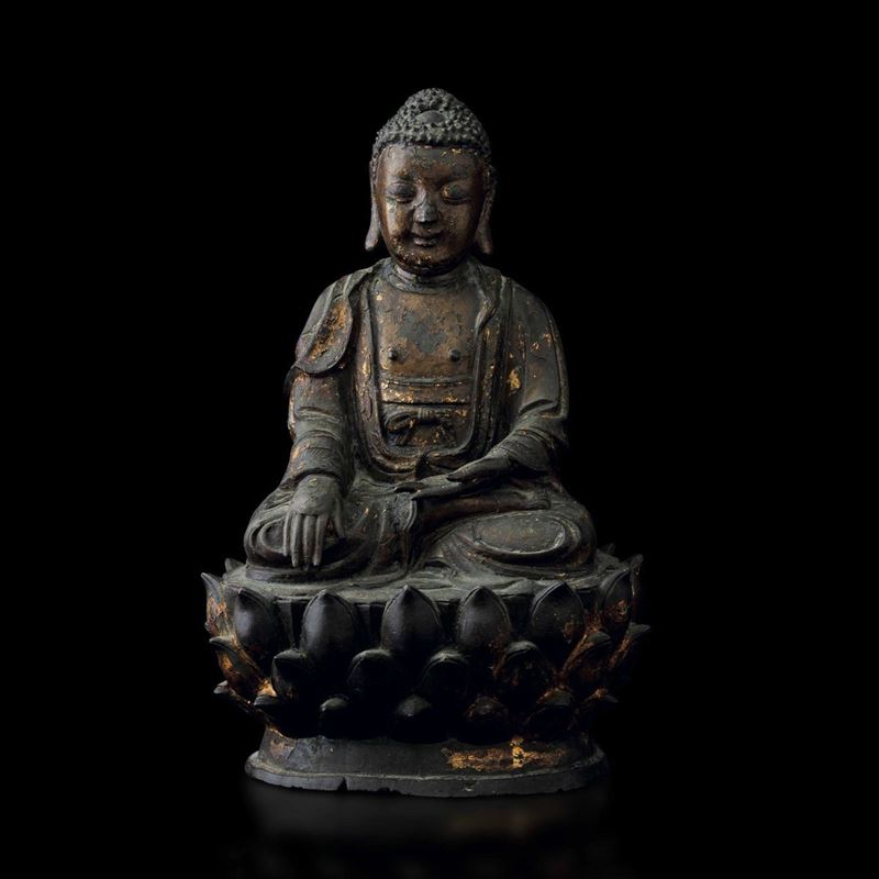 Figura di Buddha Sakyamuni seduto su fiore di loto in bronzo con tracce di doratura, Dinastia Ming, XVI-XVII secolo  - Asta Fine Chinese Works of Art - Cambi Casa d'Aste