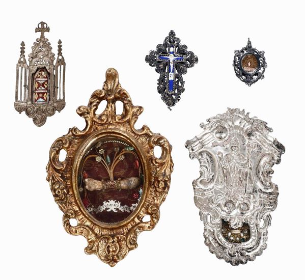 Cinque tra cornici e pendenti Filigrana e lamina d'argento, metallo argentato e legno Arte italiana  [..]
