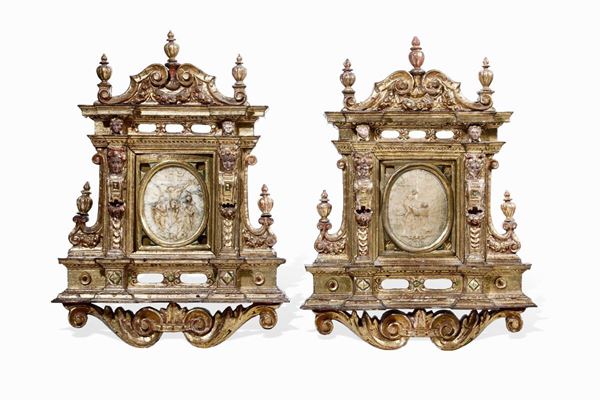 Coppia di importanti cornici architettoniche  Legno scolpito, dorato e laccato Italia o Spagna XVI-XVII secolo