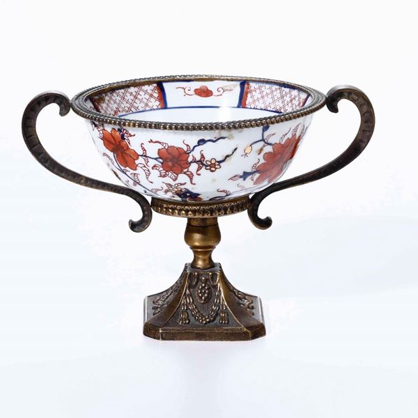 Tazza in porcellana con decori floreali con base e manici in bronzo Manifattura del XIX secolo