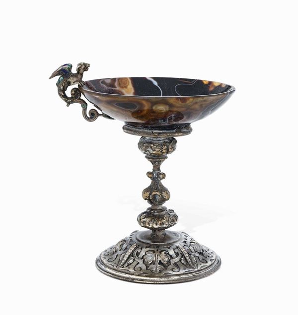 Coppa potoria in agata con montatura in bronzo fuso, cesellato, smaltato e argentato. Manifattura austriaca del XIX secolo