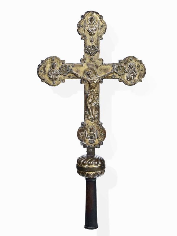 Importante croce astile  Rame sbalzato, cesellato e dorato Oreficeria tardo gotica italiana del XX secolo