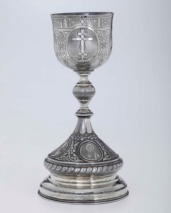 Calice in argento sbalzato, cesellato e niello. Mosca (marchi in uso dal 1908 al 1917). Inizi XX secolo.
