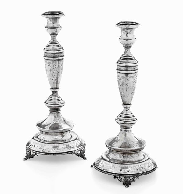 Coppia di candelieri. Argento fuso, sbalzato, e cesellato Manifattura Austroungarica del XIX secolo