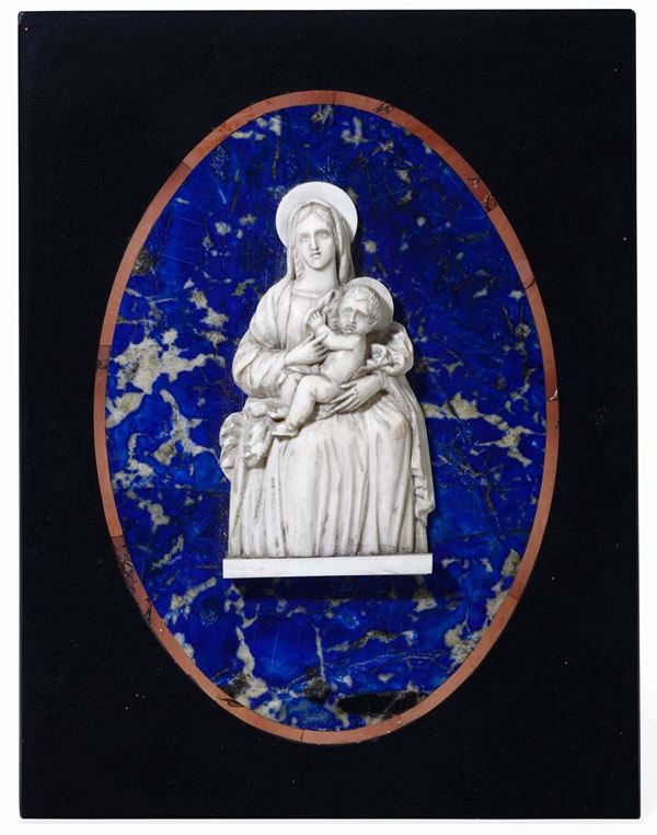 Madonna con Bambino Avorio scolpito. Placca a commesso di marmi colorati e lapislazzulo  (antica ma di epoca posteriore)