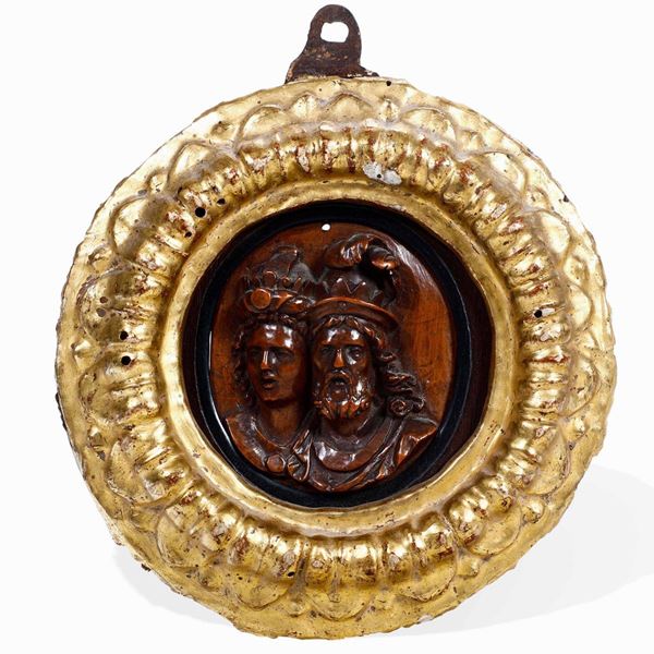 Due ritratti Rilievo in bosso, entro cornice in legno intagliato e dorato (non coeva) Intagliatore d’oltralpe del XVII secolo