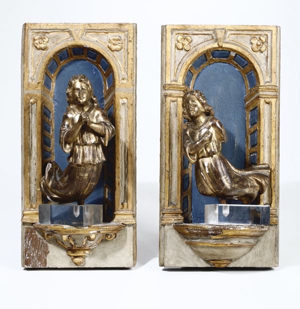 Coppia di angioletti entro cornici a nicchia (non pertinenti)  Legno scolpito dorato e dipinto  Italia XVIII secolo