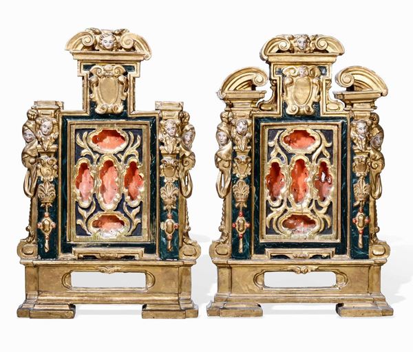 Coppia di cornici reliquiario architettoniche  Legno scolpito, laccato e dorato Italia inizi del XVII secolo
