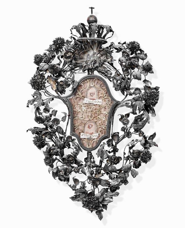 Cornice in lamina d'argento sbalzato e cesellato Manifattura italiana del XVIII secolo