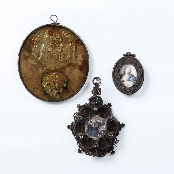 Tre pendenti Argento e metallo dorato Italia XVIII-XIX secolo
