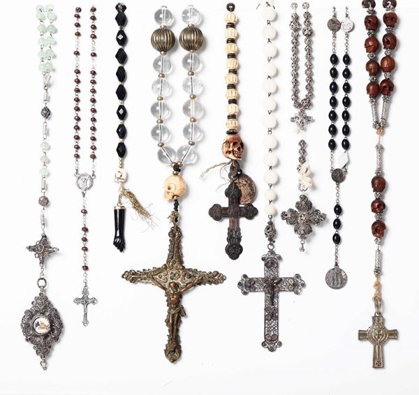 Gruppo di 8 rosari ed un pendente Argento, metallo argentato e materiali naturali Varie manifatture del XIX-XX secolo