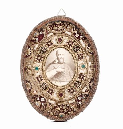 Papier Rolle e Coppia di Miniature di Lampade Votive in Legno Intagliato. XIX Secolo