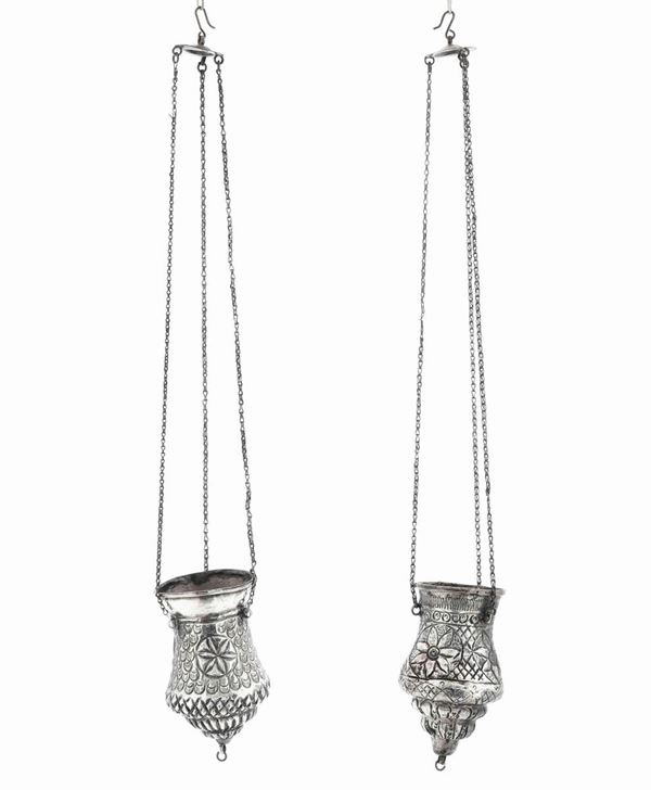 Due lampade votive  Metallo sbalzato, cesellato e argentato XVIII - XIX secolo
