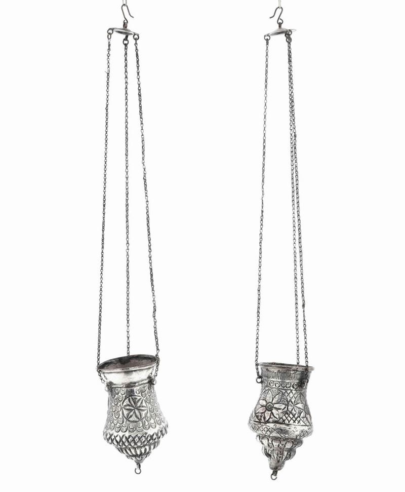 Due lampade votive  Metallo sbalzato, cesellato e argentato XVIII - XIX secolo  - Auction Silvers | Timed Auction - Cambi Casa d'Aste