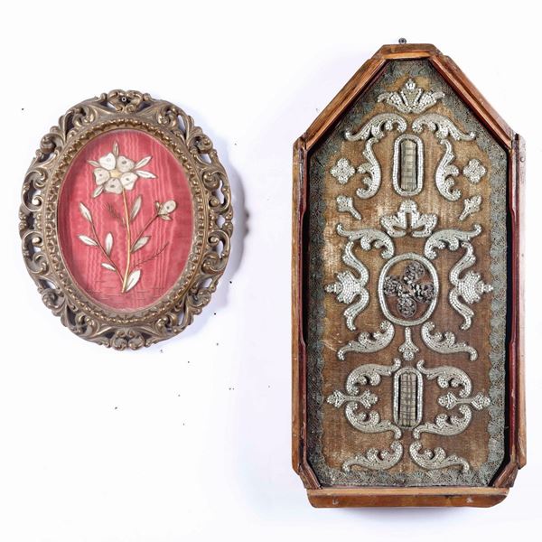 Due reliquiari  Stoffa filo d’argento e materiali naturali, cornici in legno XIX secolo