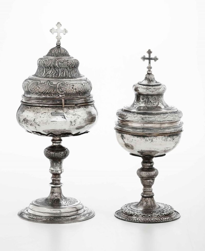 Due pissidi Metallo fuso, sbalzato e argentato Manifattura italiana del XIX secolo  - Auction From Lombard mansions - Cambi Casa d'Aste