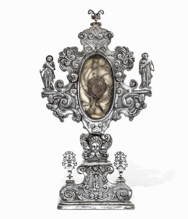 Reliquiario architettonico  Legno e lamina in argento sbalzato e cesellato Oreficeria italiana del XVIII secolo